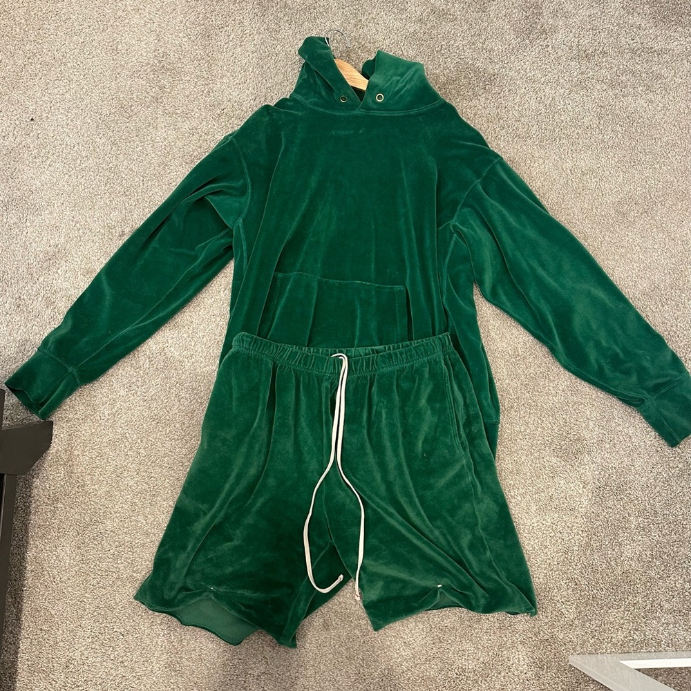 Les Tien green velvet set